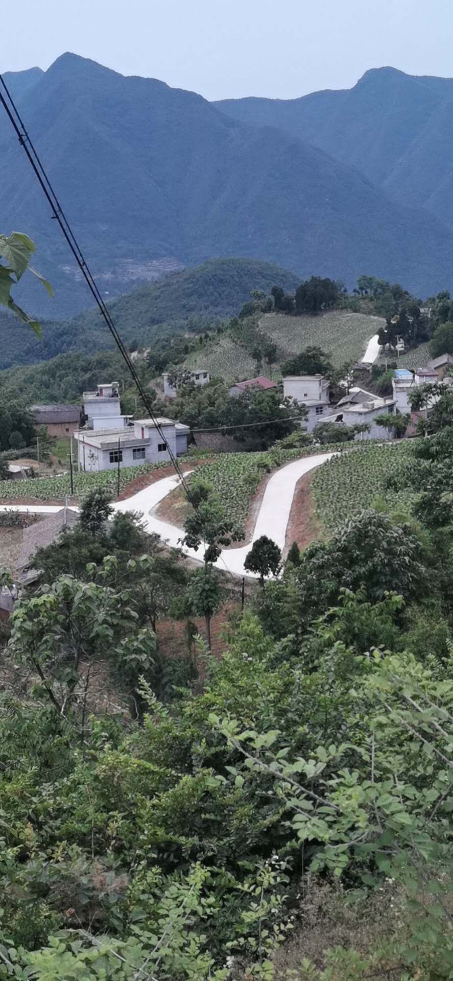 铺路解民忧人民好公仆旬阳县麻坪镇铁山村三组道路修好了