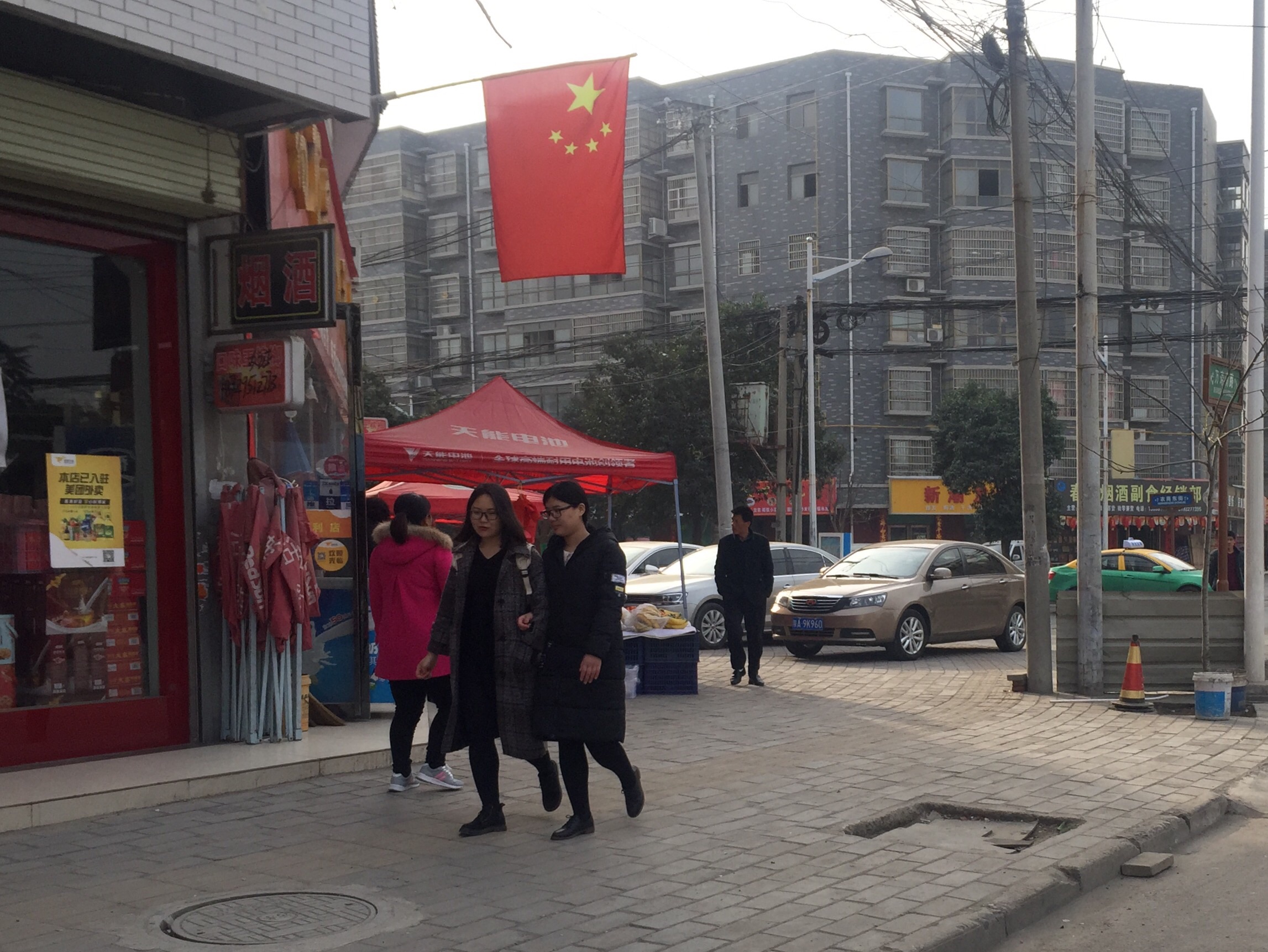 周至县农商街王婆寺十字私家车长期停放在道沿上