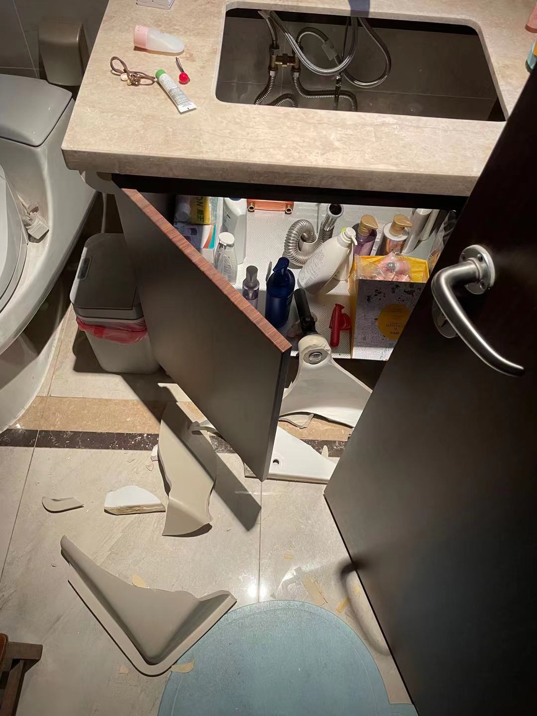 万科城市之光精装房陶瓷台面盆脱落损坏物业不维修