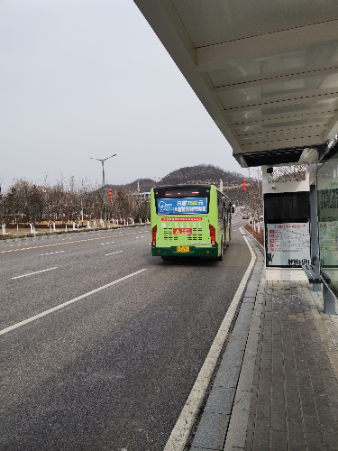 k208路公交车已经建起来5年的北大培文站,还没有开通公交车2022-03-16